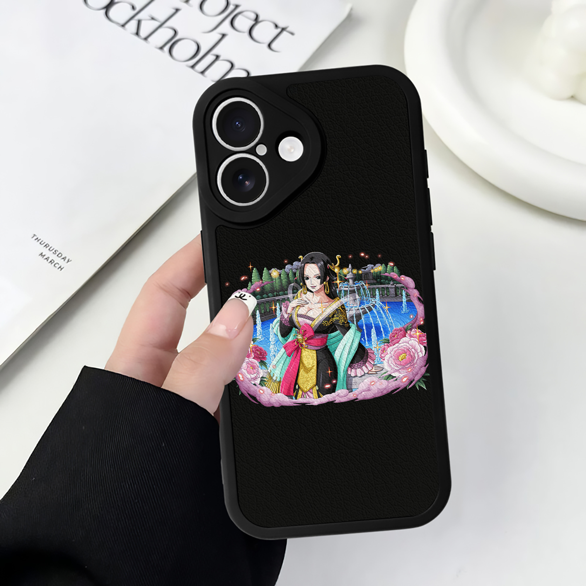 （画像用） ワンピース ボア・ハンコック ONE PIECE Boa·Hancock 【iPhone 16シリーズ対応】シリコンスマホケース（レザー調） 材質：シリコン